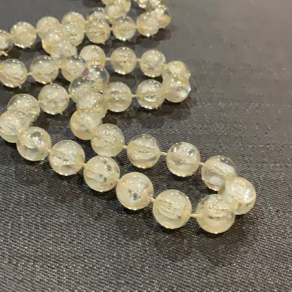 Vintage iridescent, clear ground beaded necklace - Picture 4 of 4